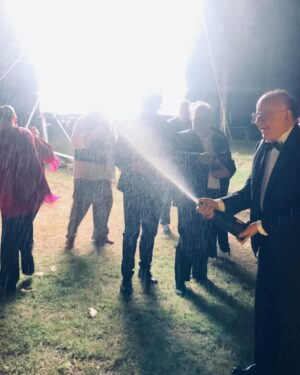 Massimo Boldi Instagram - Questa notte, nel mezzo di una scena corale, la troupe del film mi ha fatto una meravigliosa sorpresa  per il mio compleanno, e' stato bellissimo e mi sono commosso, grazie di cuore!❤️❤️❤️🍾🍾🍾🎉🎉#23luglio #HappyBolday