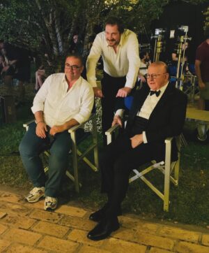 Massimo Boldi Instagram - Un attimo di pausa tra un ciak e l’altro in notturna 🎥