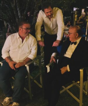 Massimo Boldi Instagram - Un attimo di pausa tra un ciak e l’altro in notturna 🎥