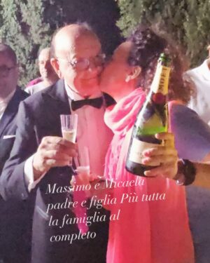 Massimo Boldi Instagram - Papà Massimo e la primogenita Micaela allo  scoccare della mezzanotte del suo nuovo ultimo compleanno . Appena iniziato nel mio cuore sentivo battere anche quello di Marisa perché lei è sempre con noi, auguri anche a te mamma Marisa