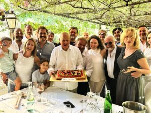 Massimo Boldi Instagram - Continuano i festeggiamenti insieme alla mia famiglia, ai vecchi e nuovi amici e a tutti voi che mi avete scritto. Grazie di cuore! ❤️🎥👏🏻🥳 #happyBolday #23luglio