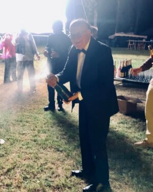 Massimo Boldi Instagram - Questa notte, nel mezzo di una scena corale, la troupe del film mi ha fatto una meravigliosa sorpresa  per il mio compleanno, e' stato bellissimo e mi sono commosso, grazie di cuore!❤️❤️❤️🍾🍾🍾🎉🎉#23luglio #HappyBolday