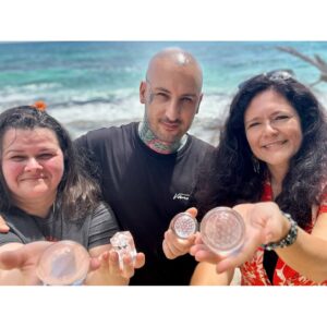 Matías De Stefano Instagram - 🌟 El pasado 20 de marzo, durante el Equinoccio, tuvimos el honor de entregar los primeros cristales que nos han acompañado a lo largo del Camino del YOSOY a los nodos del Dodecaedro. 🌍

Para este propósito, realizamos un sorteo entre todos los Caminantes de la Red que asistieron a los eventos del YOSOY. 🎟️

En nombre de Matías y todo el equipo, les agradecemos por estar disponibles y en servicio para llevar a cabo esta tarea, ¡por el amor y la responsabilidad que han puesto en ella! Gracias por representar a toda la Red en cada entrega. 🙏

🌍 Nodo Seychelles: Yolande Roxbourgh, Gabriela Szelky y Vito Balzano.

🌍 Nodo Arizona: Guadalupe Tapia, Samantha Ming Chong y Joshua Teves.

🌍 Nodo Anguila: Sebastien De Roany, Lutchmee Govender y Carolina Casanova.

🌍 Nodo Filipinas: Adriana Ferrari, Grace Eleazar y Kimberly Fam.

🌍 Nodo Madeira: Elena Lopez Molina, Emily Waters y Nazaret.

¡Gracias! 💖

♦️♦️

🌟 On March 20th, during the Equinox, we had the honor of delivering the first crystals that have accompanied us throughout the YOSOY Journey to the nodes of the Dodecahedron. 🌍 

For this purpose, we held a draw among all the Walkers of the Network who attended the YOSOY events. 🎟️ 

On behalf of Matías and the entire team, we thank them for being available and in service to carry out this task, for the love and responsibility they have put into it! Thank you for representing the entire Network in each delivery. 🙏 

🌍 Seychelles Node: Yolande Roxbourgh, Gabriela Szelky, and Vito Balzano. 

🌍 Arizona Node: Guadalupe Tapia, Samantha Ming Chong, and Joshua Teves. 

🌍 Anguilla Node: Sebastien De Roany, Lutchmee Govender, and Carolina Casanova. 

🌍 Philippines Node: Adriana Ferrari, Grace Eleazar, and Kimberly Fam. 

🌍 Madeira Node: Elena Lopez Molina, Emily Waters, and Nazaret. 

Thank you! 💖