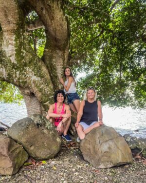 Matías De Stefano Instagram - SAMOA, Nodo en Pacifico Central.

Gracias a las tres Caminantes por la tarea que realizarán durante el Solsticio entregando los cristales a este nodo del Dodecaedro.

Inma Tanner de Nueva Zelanda 🇳🇿 
Madonna Griffin de Australia 🇦🇺 @nondon2.0 
Marilia Moreno de Estados Unidos 🇺🇸 @mariliamorenoreal 

♦️♦️♦️

La región del Nodo Icosaedrico abarca un gran territorio, pero fluctúa entre el Sur de Kiribati y el norte de Samoa. 

Este nodo es un centro de circulación y fluidez planetaria: aquí es donde norte, sur, este y oeste forman una cruz extraña, en que a pocos kilómetros hay 24hs de diferencia. Este es el nodo de la relatividad. 

Très esferas con la Red impresa y un prisma con el ADN, serán activados y sembrados como semillas de la consciencia en este lugar.

Aquí se ancla la información del Tiempo Espacio, el reloj cuántico. Pongamos pues, la intención de corregir los tiempos de la tierra, alineándonos al biorritmo real, para vivir en mayor armonía en todas las dimensiones del ser.

Este día 20, visualizamos a los tres caminantes y los sostenemos en meditación, o creando un altar, aportando nuestra energía y consciencia para el mayor bien de este mundo. (no importa el horario ni sitio donde estés)

GRACIAS POR SEMBRAR LA RED DE CONSCIENCIA