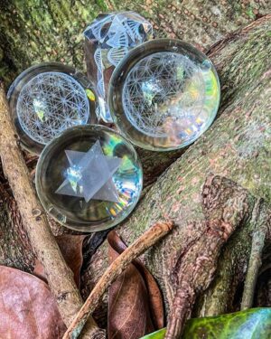 Matías De Stefano Instagram - SAMOA, Nodo en Pacifico Central.

Gracias a las tres Caminantes por la tarea que realizarán durante el Solsticio entregando los cristales a este nodo del Dodecaedro.

Inma Tanner de Nueva Zelanda 🇳🇿 
Madonna Griffin de Australia 🇦🇺 @nondon2.0 
Marilia Moreno de Estados Unidos 🇺🇸 @mariliamorenoreal 

♦️♦️♦️

La región del Nodo Icosaedrico abarca un gran territorio, pero fluctúa entre el Sur de Kiribati y el norte de Samoa. 

Este nodo es un centro de circulación y fluidez planetaria: aquí es donde norte, sur, este y oeste forman una cruz extraña, en que a pocos kilómetros hay 24hs de diferencia. Este es el nodo de la relatividad. 

Très esferas con la Red impresa y un prisma con el ADN, serán activados y sembrados como semillas de la consciencia en este lugar.

Aquí se ancla la información del Tiempo Espacio, el reloj cuántico. Pongamos pues, la intención de corregir los tiempos de la tierra, alineándonos al biorritmo real, para vivir en mayor armonía en todas las dimensiones del ser.

Este día 20, visualizamos a los tres caminantes y los sostenemos en meditación, o creando un altar, aportando nuestra energía y consciencia para el mayor bien de este mundo. (no importa el horario ni sitio donde estés)

GRACIAS POR SEMBRAR LA RED DE CONSCIENCIA