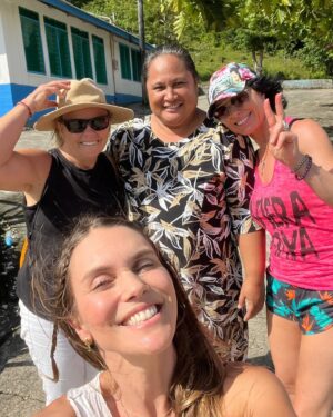 Matías De Stefano Instagram - SAMOA, Nodo en Pacifico Central.

Gracias a las tres Caminantes por la tarea que realizarán durante el Solsticio entregando los cristales a este nodo del Dodecaedro.

Inma Tanner de Nueva Zelanda 🇳🇿 
Madonna Griffin de Australia 🇦🇺 @nondon2.0 
Marilia Moreno de Estados Unidos 🇺🇸 @mariliamorenoreal 

♦️♦️♦️

La región del Nodo Icosaedrico abarca un gran territorio, pero fluctúa entre el Sur de Kiribati y el norte de Samoa. 

Este nodo es un centro de circulación y fluidez planetaria: aquí es donde norte, sur, este y oeste forman una cruz extraña, en que a pocos kilómetros hay 24hs de diferencia. Este es el nodo de la relatividad. 

Très esferas con la Red impresa y un prisma con el ADN, serán activados y sembrados como semillas de la consciencia en este lugar.

Aquí se ancla la información del Tiempo Espacio, el reloj cuántico. Pongamos pues, la intención de corregir los tiempos de la tierra, alineándonos al biorritmo real, para vivir en mayor armonía en todas las dimensiones del ser.

Este día 20, visualizamos a los tres caminantes y los sostenemos en meditación, o creando un altar, aportando nuestra energía y consciencia para el mayor bien de este mundo. (no importa el horario ni sitio donde estés)

GRACIAS POR SEMBRAR LA RED DE CONSCIENCIA
