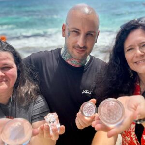 Matías De Stefano Instagram - NODOS DEL DODECAEDRO 🌎

En el Equinoccio del 20 de Marzo, 15 personas irán a 5 nodos (Filipinas, Anguila, Seychelles, Madeira y Arizona) a entregar los cristales que nos han acompañado durante el Camino del YOSOY.

👉🏼¿Cómo sostener desde donde estés?
Son invitados a armar un altar con los 5 mapas o fotografías del nodo, y tomen el tiempo de pintarlos, decorarlos, llevar luz a ellos, pues en los pequeños actos captados por sus manos y sus ojos, el mundo interno cambia, se transforma. Utilicen el arte y la iluminación, los colores, para rodear, decorar a estos 5 nodos, conectados entre sí.

👉🏼¿Qué intención poner?
Su vibración y deseo más elevado. El día de la activación, es importante no poner ideas personales, sino la más alta vibración, risas, sonrisas, colores, luz moviéndose alrededor del mundo. La intención más importante es contemplar al mundo iluminándose en todos los colores, en tanto la fuente de esas luces son los 5 nodos. Recuerda, que tu magia, tu propia forma de hacer las cosas, es más importante que la repetición de un patrón ajeno.

Es importante que cada uno pueda dar forma a su propia ceremonia, meditación, activación, para crear un bosque lleno de riqueza.

♦️♦️

DODECAHEDRON NODES

On the Equinox of March 20, 15 people will go to 5 nodes (Philippines, Anguilla, Seychelles, Madeira, and Arizona) to deliver the crystals that have accompanied us during the Path of the I AM.

👉🏼How to support from where you are?

You are invited to set up an altar with the 5 maps or photographs of the node, and take the time to paint them, decorate them, bring light to them, because in the small acts captured by your hands and eyes, the inner world changes, it transforms. Use art and lighting, colors, to surround, decorate these 5 nodes, interconnected with each other)

👉🏼 Keep reading in comments