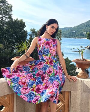 Matilda Morri Instagram - Non so cosa scrivere perché le descrizioni sotto ai post tipo “Summer Vibes” o ancora peggio l’emoji del Sole felice (🌞 questa) proprio non mi piacciono. Delle descrizioni tipo “relax 💆‍♀️” non se ne parla perché come faccio a stare rilassata che sono 40 gradi? Non scriverò nemmeno “Buongiorno 🌻” perchè “che cosa vuoi dire? Mi auguri un buon giorno o vuoi dire che è un buon giorno che mi piaccia o no? O forse vuoi dire che ti senti buono in questo particolare giorno? O affermi semplicemente che questo è un giorno in cui occorre essere buoni?” 
Nel dubbio scemo chi legge ihihih xD