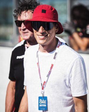 Matteo Martari Instagram - WDW 2024 famiglia ducati
Grazie @ducati che spettacolo!!
Grazie anche a @falconeriofficial che mi ha tenuto al fresco nonostante i 45 gradi!
