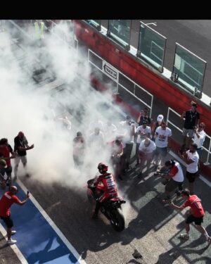 Matteo Martari Instagram - WDW 2024 famiglia ducati
Grazie @ducati che spettacolo!!
Grazie anche a @falconeriofficial che mi ha tenuto al fresco nonostante i 45 gradi!