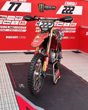 Matteo Martari Instagram - WDW 2024 famiglia ducati
Grazie @ducati che spettacolo!!
Grazie anche a @falconeriofficial che mi ha tenuto al fresco nonostante i 45 gradi!