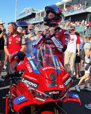 Matteo Martari Instagram - WDW 2024 famiglia ducati
Grazie @ducati che spettacolo!!
Grazie anche a @falconeriofficial che mi ha tenuto al fresco nonostante i 45 gradi!