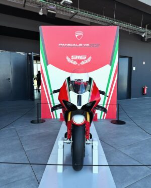 Matteo Martari Instagram - WDW 2024 famiglia ducati
Grazie @ducati che spettacolo!!
Grazie anche a @falconeriofficial che mi ha tenuto al fresco nonostante i 45 gradi!