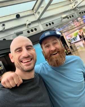 Matthew Rehwoldt Instagram - Flying out of Montreal this guy was on my flight…made my day 😁

It’s been a few years but you pick up just like that. Always one of my favorite friends in the business 🙌

Keep kicking ass @samizayn