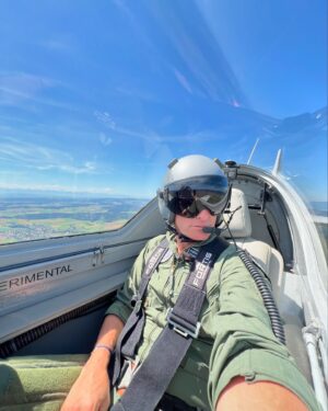 Matthias Malmedie Instagram - Das Lied musste sein. 😂😂😂 Einmal quer durch die Schweizer Alpen düsen. Mit 643 km/h. Wie ich mich als Pilot geschlagen habe (ja, ich bin auch selber geflogen!😳), seht Ihr im neuen Video. 👉🏽 https://youtu.be/RzzE7JgSsoo?feature=shared
Danke für die einmalige Gelegenheit @tln3yz und @fortiswatches