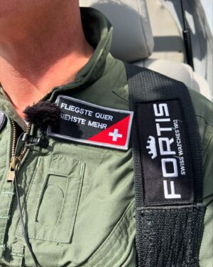 Matthias Malmedie Instagram - Das Lied musste sein. 😂😂😂 Einmal quer durch die Schweizer Alpen düsen. Mit 643 km/h. Wie ich mich als Pilot geschlagen habe (ja, ich bin auch selber geflogen!😳), seht Ihr im neuen Video. 👉🏽 https://youtu.be/RzzE7JgSsoo?feature=shared
Danke für die einmalige Gelegenheit @tln3yz und @fortiswatches