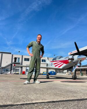 Matthias Malmedie Instagram - Das Lied musste sein. 😂😂😂 Einmal quer durch die Schweizer Alpen düsen. Mit 643 km/h. Wie ich mich als Pilot geschlagen habe (ja, ich bin auch selber geflogen!😳), seht Ihr im neuen Video. 👉🏽 https://youtu.be/RzzE7JgSsoo?feature=shared
Danke für die einmalige Gelegenheit @tln3yz und @fortiswatches