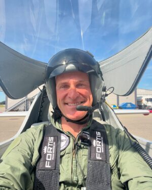 Matthias Malmedie Instagram - Das Lied musste sein. 😂😂😂 Einmal quer durch die Schweizer Alpen düsen. Mit 643 km/h. Wie ich mich als Pilot geschlagen habe (ja, ich bin auch selber geflogen!😳), seht Ihr im neuen Video. 👉🏽 https://youtu.be/RzzE7JgSsoo?feature=shared
Danke für die einmalige Gelegenheit @tln3yz und @fortiswatches