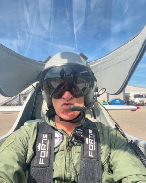 Matthias Malmedie Instagram - Das Lied musste sein. 😂😂😂 Einmal quer durch die Schweizer Alpen düsen. Mit 643 km/h. Wie ich mich als Pilot geschlagen habe (ja, ich bin auch selber geflogen!😳), seht Ihr im neuen Video. 👉🏽 https://youtu.be/RzzE7JgSsoo?feature=shared
Danke für die einmalige Gelegenheit @tln3yz und @fortiswatches