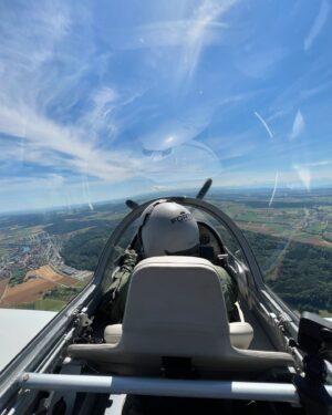 Matthias Malmedie Instagram - Das Lied musste sein. 😂😂😂 Einmal quer durch die Schweizer Alpen düsen. Mit 643 km/h. Wie ich mich als Pilot geschlagen habe (ja, ich bin auch selber geflogen!😳), seht Ihr im neuen Video. 👉🏽 https://youtu.be/RzzE7JgSsoo?feature=shared
Danke für die einmalige Gelegenheit @tln3yz und @fortiswatches