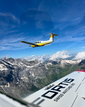 Matthias Malmedie Instagram - Das Lied musste sein. 😂😂😂 Einmal quer durch die Schweizer Alpen düsen. Mit 643 km/h. Wie ich mich als Pilot geschlagen habe (ja, ich bin auch selber geflogen!😳), seht Ihr im neuen Video. 👉🏽 https://youtu.be/RzzE7JgSsoo?feature=shared
Danke für die einmalige Gelegenheit @tln3yz und @fortiswatches