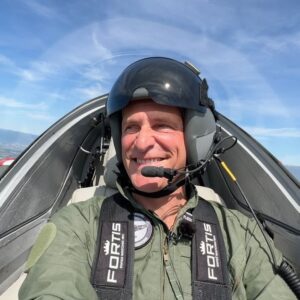 Matthias Malmedie Instagram - Das Lied musste sein. 😂😂😂 Einmal quer durch die Schweizer Alpen düsen. Mit 643 km/h. Wie ich mich als Pilot geschlagen habe (ja, ich bin auch selber geflogen!😳), seht Ihr im neuen Video. 👉🏽 https://youtu.be/RzzE7JgSsoo?feature=shared
Danke für die einmalige Gelegenheit @tln3yz und @fortiswatches