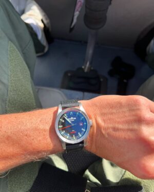 Matthias Malmedie Instagram - Das Lied musste sein. 😂😂😂 Einmal quer durch die Schweizer Alpen düsen. Mit 643 km/h. Wie ich mich als Pilot geschlagen habe (ja, ich bin auch selber geflogen!😳), seht Ihr im neuen Video. 👉🏽 https://youtu.be/RzzE7JgSsoo?feature=shared
Danke für die einmalige Gelegenheit @tln3yz und @fortiswatches