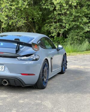 Matthias Malmedie Instagram - Porsche GT4 RS Manthey Kit. 500 PS im Cayman. Der krasseste Schreihals. Ich hatte die Ehre, den Chef von Fortis Watches, @jupp.philipp auf dem Beifahrersitz begrüßen zu dürfen. Auf der Nordschleife. Mehr mechanische Sachen in einem Video geht nicht. 😜
Viel Spaß bei unserem Video: https://youtu.be/7d7ZSBOaJnU?feature=shared

#porschegt4rsmanthey #gt4rs #mantheyracing #fortis #fortiswatches #qualmedie #nordschleife #watchtalk #cartalk