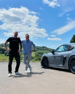 Matthias Malmedie Instagram - Porsche GT4 RS Manthey Kit. 500 PS im Cayman. Der krasseste Schreihals. Ich hatte die Ehre, den Chef von Fortis Watches, @jupp.philipp auf dem Beifahrersitz begrüßen zu dürfen. Auf der Nordschleife. Mehr mechanische Sachen in einem Video geht nicht. 😜
Viel Spaß bei unserem Video: https://youtu.be/7d7ZSBOaJnU?feature=shared

#porschegt4rsmanthey #gt4rs #mantheyracing #fortis #fortiswatches #qualmedie #nordschleife #watchtalk #cartalk