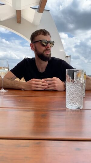 Matúš Okajček Instagram - Absolvovanie cesty na samučký kraj sveta dá niekedy zabrať… Síce si už ani nepamätám miesta kde všade sme boli ,ale určite si navždy zapamätám zážitky ,ktoré sme tu zažili. Miesta preto dostali nové, “naše unikátne názvy”, ako napríklad: 
1. chata z ktorej sme skoro išli do Košíc pešo
2. Wakepark nových šrejderských priateľstiev
3. Neviditeľný streed food
4. Na rozbitý dron sa pozerá krajšie cez prázdny pohár 
5. Ten Bio hotel s najlepším steakom a posteľou 
Moc ďakujem @kosiceregion #krajsveta #Kosice #gastronomia #travel #spolupraca