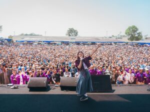 Maudy Ayunda Instagram - Walau panas2an tapi kalian tetep seruuu, thank you @odmundip! 🫶 Semoga lembaran baru ini bisa diisi dengan hal-hal positif dan menjadi waktu untuk kalian terus eksplorasi dan berproses. 

Senenggg bgt liat banyak temen2 mahasiswa yang ngetag aku pakai lagu Hari Itu. Semoga lagunya bisa menemani kalian di masa-masa yang seru ini yaaah 🥹 Hari ini milik kita ✨