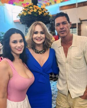 Mauricio Aspe Instagram - Que Rico Reencuentro en esta gran Aventura @vivirdeamorof Mi @gabyspanictv Te Amamos ♥️ TOTAAL….. Gracias mi amor por compartir conmigo y Estar junto a mi @sheylaaresfernandez Te Amo♥️❤️♥️♥️♥️ #Morrilla #PorTuAmor