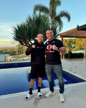 Maurício Rua Instagram - Dia de trabalho muito legal com um cara mais legal ainda.
Além de humorista e um dos maiores influenciadores do mundo, também é um verdadeiro casca grossa na luta. 
Respeito máximo! 👊👊👊
@whinderssonnunes 
@mmabetoficial