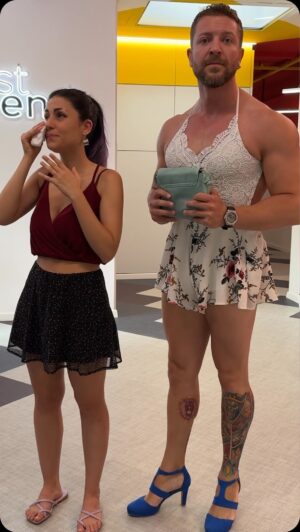 Maurizio Merluzzo Instagram - Quando lei gli da la borsetta e lui pensa che quasi quasi non gliela darebbe indietro ✨

#comedy #couple