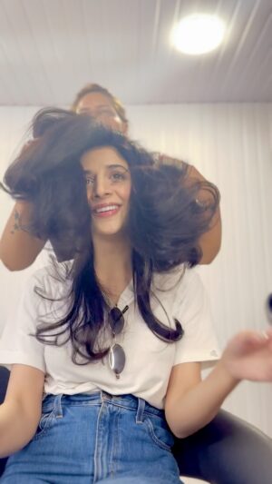 Mawra Hocane Instagram - Thankyou god 🌸 she cut them short after 5 projects/years.. phew! Who dat? 😬🫶🏻💁🏻‍♀️

@nabila_salon #islamabad @beena_suneel #sunday