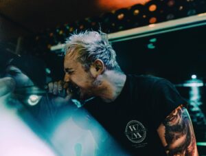 Max Krüger Instagram - I miss being on stage.
(Ja, das mic Is auf'm Bild cupped...get over it)
📸@xldh.photo