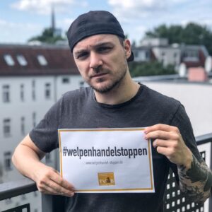 Max Krüger Instagram - Illegaler Welpenhandel tötet! Wenn ihr die Leute vom @tierschutzberlin unterstützen wollt, geht auf www.welpenhandel-stoppen.de für mehr Infos, teilt die Kampagne mit dem Banner, taggt den TVB, spreaded #welpenhandelstoppen und ganz wichtig: #adoptdontshop! Danke.