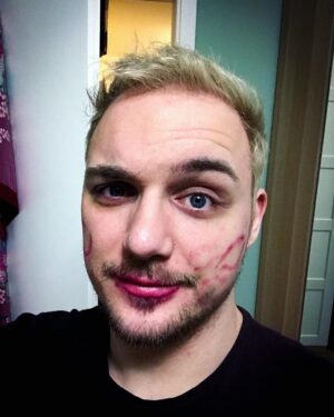 Max Krüger Instagram - Dieses wahrlich beeindruckende Naturschauspiel entsteht nicht durch spezielle Planetenkonstellationen sondern tritt ein, wenn der Tag, an dem deine Freundin dunklen Lippenstift tragen will, auf das selbe Datum wie ein Firmenjubiläum mit Freigetränken fällt. #selfiesvonletzternacht