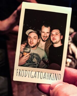 Max Krüger Instagram - Dinge, die auf diesem Bild fragwürdig sind.

Erstens: Wem gehört  denn jetzt das Bier?
2. Was ist mit meinem linken Arm los?
C) Wie bekommt man so einen akurat geschnittenen Mustache wie @alligatoahinfarbe?
Und zu guter letzt: Wieso wurde ich gestern von 3 verschiedenen Personen mit @sorgenkind5000 verwechselt/verglichen. Wir haben doch verschiedenfarbige Shirts (und Augen...)
📸 vom unglaublichen @djinjodjin "Jetzt stellt euch doch mal kurz nebeneinander!"