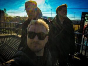 Max Krüger Instagram - "Biste sicher, dass das gegen die Sonne gut wird?" - "Keine Panik, Photoshop aufm Handy regelt schon!" #Sonnenselfie mit den #Boooooiiiiiiiiiiz @asmoogl und @derollikanal