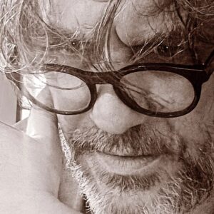 Maxi Ghione Instagram - Y si me pensás a escondidas?
Y si me espiás cuando te espío?
Y si somos lo mismo siendo?
Y si me hacés cosquillas un día cercano?
Y si no sos vos?
Y si me equivoco en el hallazgo por atolondrado y huérfano?
Y si no sos vos y vos no sos yo?
Y si en todos mis versos soy yo pero cuando quería ser yo?
Y si me estás leyendo mal?
Y si no sos vos la que me arranca soledad?
Y si no soy yo el que te puede empapar toda?
Y si en mi espera desespero y me desintegro 
y me hago agua 
y me pierdo en las alcantarillas de tu vereda?
Y si vale la pena?
Y si vale el coraje?
Y si vale la vergüenza?
Y si insisto?
Y si no me devolvés ese brillo que te di?
Pero
...y si no sos vos la que me lee? 

#MaxiGhione #LiteraturaDeBarro domingo 00:21hs.

#6689714 #17573