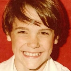 Maxi Ghione Instagram - Feliz día a ese niño que fui, al niño que perdí y al niño que busco incansable en la ardua tarea de buscar reír. 
.
#DíaDelNiño