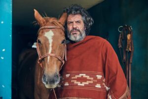 Maxi Ghione Instagram - Este es Claudio @maxighione, el protagonista de Cansado de ser feliz. Él es neurótico, ermitaño y psicorrígido, con un sentido del humor cáustico. Ama los caballos, las pulps y las películas western, pero sobre todo, es un hombre con una capacidad imaginativa increíble, cuya mayor inspiración es el Hombre Sin Nombre, el personaje interpretado por Clint Eastwood. Al igual que don Quijote, no actúa como un loco sino como un niño de 65 años al que le cuesta admitir los límites de la realidad y que se cree su propio juego. En la interacción con Gabriela, su nieta, Claudio descubre el amor que se perdió con Silvia, y es precisamente a través del juego y la imaginación con ella, que Claudio encuentra un modo de crecer y aceptar la realidad. El 26 de agosto podrán conocerlo por @canaltrececo a las 9 pm. 
.Foto por@ @mariofoxacevedo 
.@ministerio_tic 
.
#CansadoDeSerFeliz #SeriesColombianas #Estreno2024 #TVLatina #CanalTrece #FicciónLatinoamericana #SeriesQueNoTePuedesPerder #Dramedia #HistoriasQueConectan #ClintEastwood #ProducciónLatina #tvseries #western #heroes #storytelling #filmmaking