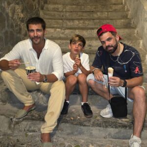 Maxi Iglesias Instagram - Dice que se queda @alejandraespinoza 😜

Mi ahijado querido, que cada vez que nos vemos es más curioso, atento, cariñoso y le gusta más España 

Ale y @anibalmarrero qué gran trabajo estáis haciendo ❤️
Yo mientras le sigo dando helados