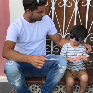 Maxi Iglesias Instagram - Dice que se queda @alejandraespinoza 😜

Mi ahijado querido, que cada vez que nos vemos es más curioso, atento, cariñoso y le gusta más España 

Ale y @anibalmarrero qué gran trabajo estáis haciendo ❤️
Yo mientras le sigo dando helados