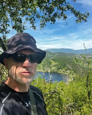 Maxim Hartman Instagram - Voor de thuisblijvers die toch een beetje vakantie mee willen vieren. 1. Selfie op de top van vrij zware hike. 2. Pov filmpje van zeer gevaarlijk stukje. 3. god bewaar Mij. 4 Lake. Lac. Meertje. 5 wie is de dode mol? 6. Vijfde gang van 8 gangenmenu met langoustine in toprestaurant. (1 ster mich) Totaalprijs was belachelijk. Kan groep asielzoekers makkelijk een week van feesten. 7. denk dat Nadal nooit meer op oude niveau komt. Helaas. 8 alles weer onder controle. 9. Is torpedoham. Anaalplug. En 10 is: hier duwen.  Liefde aan alle intelligente volgers. De rest kan de vonkentering krijgen.