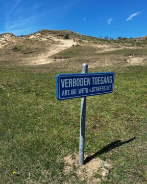 Maxim Hartman Instagram - Was gister dus anoniem in de Kennemer Duinen. Een kustnatuurgebied in Noord Holland. Geen grap. Echt Verbazingwekkend mooi. Foto 1 is nog wat agressief. Waarschijnlijk boswachter tegen burn out aan want het was nogal hoog water daar. Afijn 27 km gewandeld. Eenmaal op het strand aangelopen zag ik een kwal. Zie foto 7. Wanneer je nog veel meer kwallen wilt zien, moet je even naar het terras van strandtent Parnassius. Daar zitten er nog veel meer. En door. Foto 8 was enige echte minpuntje. Zie dat onsmakelijke schimmelschuim. Waarschijnlijk wat witte vloed uit de vagijnen van vrouwen in den overgang. Gelukkig maakten de wilde paardjes het weer goed. Jammer dat dat ene puberhengstje weer zo nadrukkelijk met zijn uit de kluiten gewassen paardenpikkie moest lopen pronken.  Natuurlijk is er een hoop mis in de wereld en met veel mensen ook. Maar gelukkig zijn er ook nog veel mooie fijne dingen te zien en te vinden. Dus focus je ook daar eens op. 💪🏻🔥💓