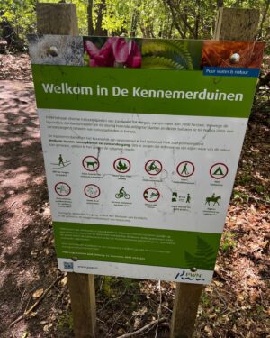 Maxim Hartman Instagram - Was gister dus anoniem in de Kennemer Duinen. Een kustnatuurgebied in Noord Holland. Geen grap. Echt Verbazingwekkend mooi. Foto 1 is nog wat agressief. Waarschijnlijk boswachter tegen burn out aan want het was nogal hoog water daar. Afijn 27 km gewandeld. Eenmaal op het strand aangelopen zag ik een kwal. Zie foto 7. Wanneer je nog veel meer kwallen wilt zien, moet je even naar het terras van strandtent Parnassius. Daar zitten er nog veel meer. En door. Foto 8 was enige echte minpuntje. Zie dat onsmakelijke schimmelschuim. Waarschijnlijk wat witte vloed uit de vagijnen van vrouwen in den overgang. Gelukkig maakten de wilde paardjes het weer goed. Jammer dat dat ene puberhengstje weer zo nadrukkelijk met zijn uit de kluiten gewassen paardenpikkie moest lopen pronken.  Natuurlijk is er een hoop mis in de wereld en met veel mensen ook. Maar gelukkig zijn er ook nog veel mooie fijne dingen te zien en te vinden. Dus focus je ook daar eens op. 💪🏻🔥💓