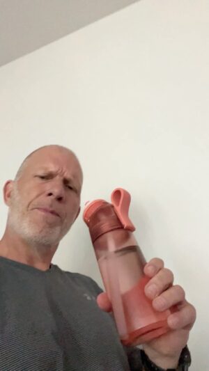 Maxim Hartman Instagram - Wil je ook een sexy stem? Dat is mogelijk! Nu beschikbaar in allerlei geinige mannelijke vrouwelijke en non-binaire smaakjes. Luister goed naar je senior-influencer en probeer ook eens een air-up! #ad #airup #sexystem #uitdroging #waterisbelangrijk #drogestrot