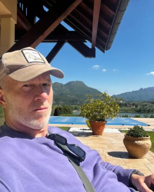 Maxim Hartman Instagram - Voor de thuisblijvers die toch een beetje vakantie mee willen vieren. 1. Selfie op de top van vrij zware hike. 2. Pov filmpje van zeer gevaarlijk stukje. 3. god bewaar Mij. 4 Lake. Lac. Meertje. 5 wie is de dode mol? 6. Vijfde gang van 8 gangenmenu met langoustine in toprestaurant. (1 ster mich) Totaalprijs was belachelijk. Kan groep asielzoekers makkelijk een week van feesten. 7. denk dat Nadal nooit meer op oude niveau komt. Helaas. 8 alles weer onder controle. 9. Is torpedoham. Anaalplug. En 10 is: hier duwen.  Liefde aan alle intelligente volgers. De rest kan de vonkentering krijgen.